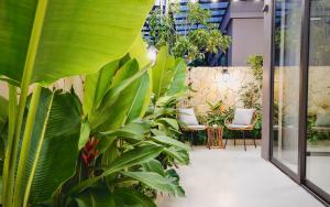 einen Innenhof mit Pflanzen und Stühlen in einem Gebäude in der Unterkunft Mei Villa - Ocean Park 3 in Ðình Loan