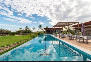an image of a swimming pool in a house at Costa do Sauípe 5 suítes, piscina, hidromassagem e área de lazer completa in Mata de Sao Joao