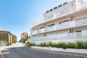 una calle vacía frente a un edificio en Hostdomus-La casa degli artisti-Michelangelo-Giotto-Raffaello, en Andora