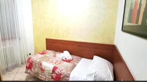 a bedroom with a bed with a red and white blanket at Eli's House in Bardolino sul Garda in Bardolino +4 photos