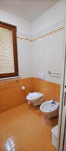 a bathroom with a toilet and a sink at Eli's House in Bardolino sul Garda in Bardolino