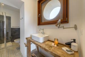 ein Badezimmer mit Waschbecken, Toilette und Spiegel in der Unterkunft La Grande Mélodie - Maison familiale avec jardin in Saint-Jorioz + 67 Fotos