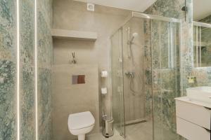 Un baño con ducha, inodoro y lavabo. en Willa Ponikiewka, en Międzybrodzie Bialskie 84 fotos más