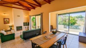 TV a/nebo společenská místnost v ubytování Villa Iris