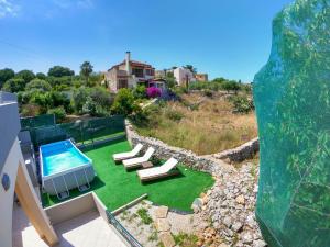 une vue aérienne d'une maison avec piscine dans l'établissement Villa Phoebe, à Kefalás