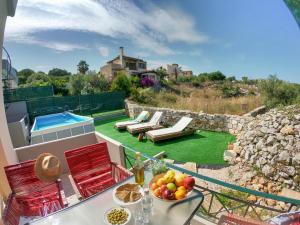 un patio avec une table et des chaises et une piscine dans l'établissement Villa Phoebe, à Kefalás