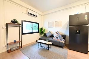 バンコクにあるCozy Oldtown Near MRT HuaLumpongのリビングルーム(ソファ、冷蔵庫付)