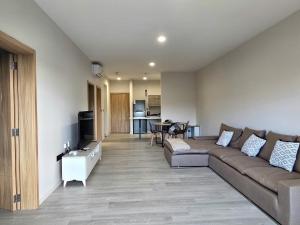 un salon avec un canapé et une table dans l'établissement Elandor Suite North Minissy Moka, à Moka