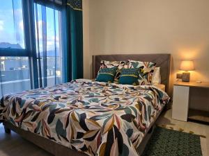une chambre avec un lit avec une grande fenêtre dans l'établissement Elandor Suite North Minissy Moka, à Moka 7 autres photos