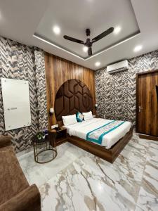 a bedroom with a large bed and a couch at Hotel GS Grand Amritsar in Amritsar