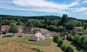 una vista aérea de un barrio residencial con árboles en Gîte l'Unik Lac de Vassivière, en Royère-de-Vassivière