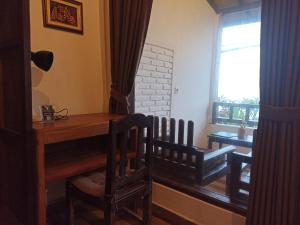 Una habitación con dos sillas y un escritorio y una ventana. en Sunset villa munduk, en Munduk