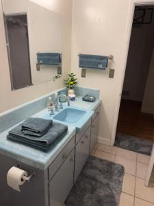 Koupelna v ubytování 3 Bedroom 2min to Dodger Stadium + 35 fotografií