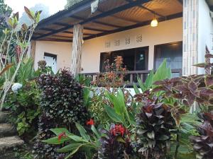 un jardín frente a una casa con flores en Sunset villa munduk, en Munduk