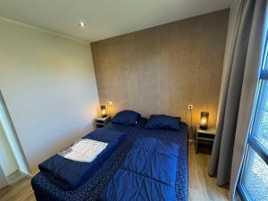 a small bedroom with two beds and a window at Enkhuizer Strand Chalet Strandjuwel Erste Reihe Hausnr 205 in Enkhuizen