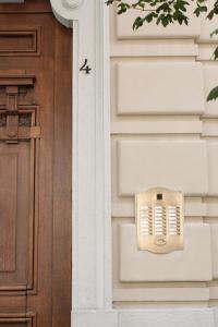 una casa con una puerta con aire acondicionado en Partifour, en Bérgamo