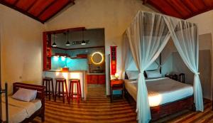 Un dormitorio con una cama y una mesa y sillas. en Sunset villa munduk, en Munduk