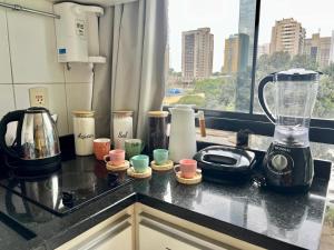 Kohvi ja tee valmistamise võimalus majutusasutuses Garvey 210 Studio Esplanada By Hospede Fácil
