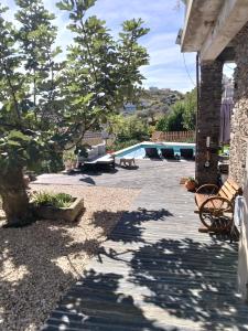 een patio met een zwembad achter een huis bij Refúgio no Douro 