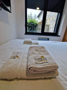 Ένα ή περισσότερα κρεβάτια σε δωμάτιο στο Apartman Sreća - Titova Vila Zlatibor +21 φωτογραφίες