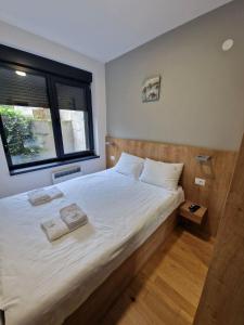 Ένα ή περισσότερα κρεβάτια σε δωμάτιο στο Apartman Sreća - Titova Vila Zlatibor