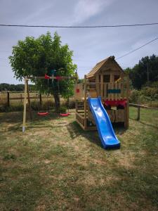 Ο χώρος παιχνιδιού για παιδιά στο eco nature, gite à la ferme