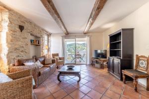 una sala de estar con un sofá y una mesa en Le Chef d'Escadron, en Bonnieux