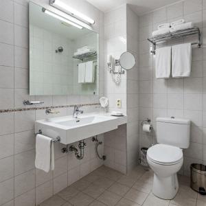 Ένα μπάνιο στο Premier Suites Business Hotel