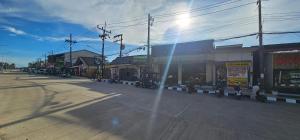 een lege straat in een stad waar de zon schijnt bij Gina hostel kohlanta in Phra Ae beach