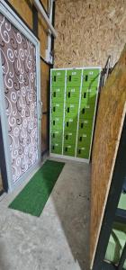 een open deur met een groene mat voor een garage bij Gina hostel kohlanta in Phra Ae beach