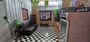 een woonkamer met een bank en een geruite vloer bij Gina hostel kohlanta in Phra Ae beach