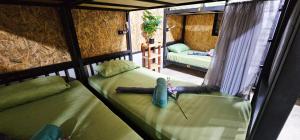 een kamer met 2 bedden en een kamer met een bank bij Gina hostel kohlanta in Phra Ae beach