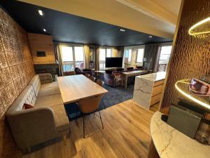 una sala de estar con un sofá y una mesa en Luxury Ski-In Ski-Out 4BR Apartment with 4 Baths - Val Thorens, en Val Thorens 13 fotos más