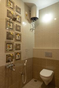 蓬蒂切里Le Pon Villa的浴室设有卫生间和墙上的淋浴。 更多19张照片