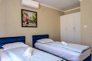 two beds sitting next to each other in a bedroom at Villa Cristian in Arad