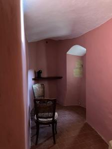 una stanza con una sedia e una mensola su una parete di Chateau d Albon a Saint-André-dʼApchon 1 altra foto