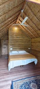 Una cama o camas en una habitación de The Sundown Hampi