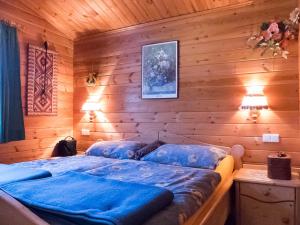 a bedroom with two beds in a wooden wall at Ferienhaus Nr 5, Typ A, Feriendorf Jägerpark, Bayerischer Wald in Prackenbach