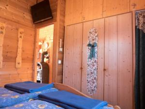 a room with a snowboard hanging on the wall at Ferienhaus Nr 5, Typ A, Feriendorf Jägerpark, Bayerischer Wald in Prackenbach