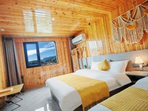 Postel nebo postele na pokoji v ubytování Wangxian Valley Chunyushanfang and shuishangjian Wangxian Valley Scenic Area