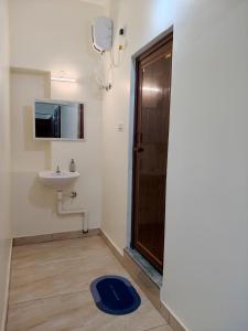 Ένα μπάνιο στο Entire 1bhk Balcony Home - Kumbha Nivas Homestay +8 φωτογραφίες