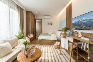 ein Schlafzimmer mit einem Bett und einem Schreibtisch in einem Zimmer in der Unterkunft Crescendo Limitless Style in Hanoi