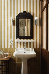 a bathroom with a sink and a mirror at Maison Roz Superbe maison face à l'Aven in Riec-sur-Bélon +21 photos