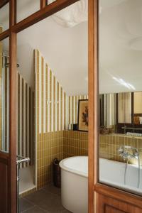 a bathroom with a tub and a toilet and a sink at Maison Roz Superbe maison face à l'Aven in Riec-sur-Bélon