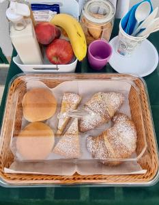 - un plateau de nourriture avec du pain et des fruits sur une table dans l'établissement La Logghia rooms, à Avola
