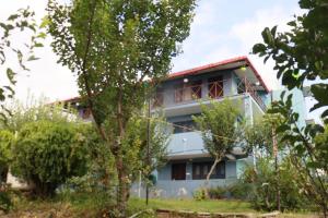 ein Gebäude mit Bäumen davor in der Unterkunft Himalaya View Resort in Mukteswar