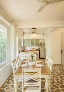 Kuchyň nebo kuchyňský kout v ubytování La Mer Apartments - 10 mins Drive to Candolim Beach - 20 mins from Panjim