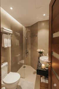 ein Badezimmer mit Dusche, Toilette und Waschbecken in der Unterkunft Crescendo Limitless Style in Hanoi + 94 Fotos