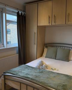 a bedroom with a large bed with a window at Spacious 3 Bed Apartment In Central Horsham in Roffey