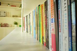 une rangée de livres alignés sur un mur dans l'établissement Agape Grove Digital Detox Farm, 